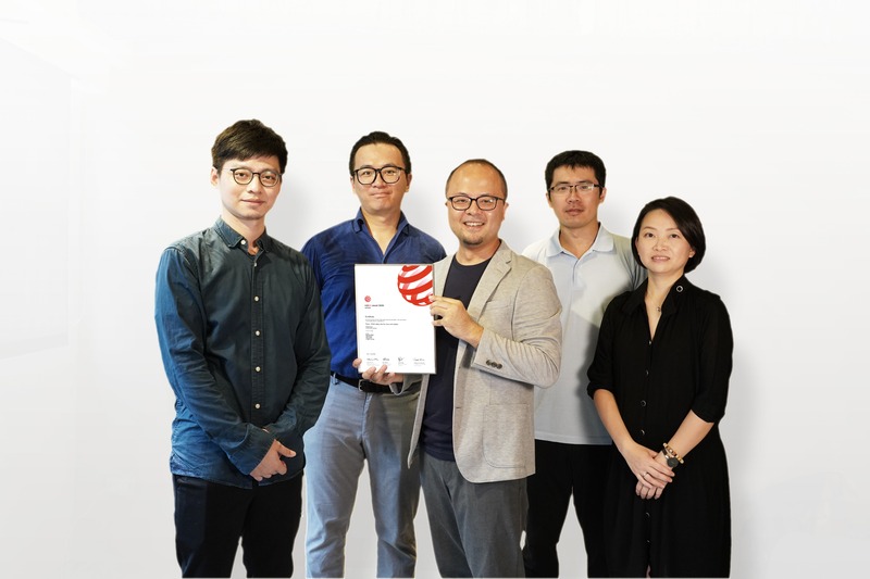 The award-winning Taxie team with certificate